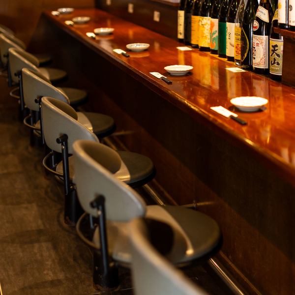 ≪もちろんおひとり様大歓迎◎≫カウンター8席◆二条城と京都御所の間に位置する当店は、観光の帰りにも立ち寄りやすく、お料理とお酒の余韻にゆったりと浸ることができます。一人飲みやデート、お仕事帰りに少人数飲みなど、様々なシーンでご利用いただけます。1日の疲れを癒し、こだわりのお料理とお酒をご堪能下さい♪