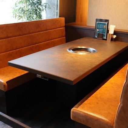 ソファーのテーブル席は広々としており、落ち着いた空間となっております。お子様連れのご家族にもオススメ♪その他も焼肉デートや女子会、ご友人とのお食事など、様々なシーンでご活用いただけます。