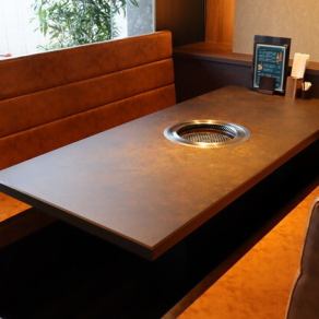 6~8名様でご利用いただけるテーブル席です。ゆったりとしたソファー席ですのでお子様連れのご家族でのご利用に最適です。