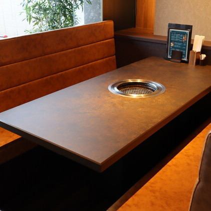 6~8名様でご利用いただけるテーブル席です。ゆったりとしたソファー席ですのでお子様連れのご家族でのご利用に最適です。