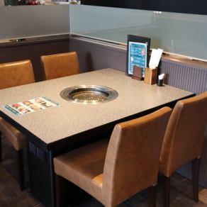 1~4名様でご利用いただけるテーブル席です。座り心地の良い椅子でゆっくりとお食事をお楽しみいただけます。