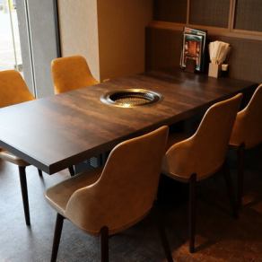 4~5名様でご利用いただけるテーブル席です。ご家族やご友人でのお食事、女子会などにオススメです◎