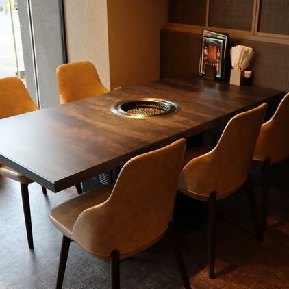 4~5名様でご利用いただけるテーブル席です。ご家族やご友人でのお食事、女子会などにオススメです◎