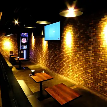 ダーツ台の側には2名様でご利用頂けるテーブル席をご用意しております！ダーツの合間の一休憩やオシャレ空間でお酒を楽しみたい時などにご利用頂けます♪フードメニューやドリンクメニューも豊富にご用意しておりますので是非お立ち寄り下さい！