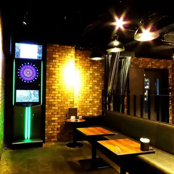 2名様～少人数で気軽にお酒を飲みながらプレイ可能なお席です！カーテンで仕切れば2組がプレイできて、半個室としてご利用いただけます◎飲み放題＆投げ放題付きのコースもご用意しておりますので心置きなくダーツをお楽しみ下さい♪