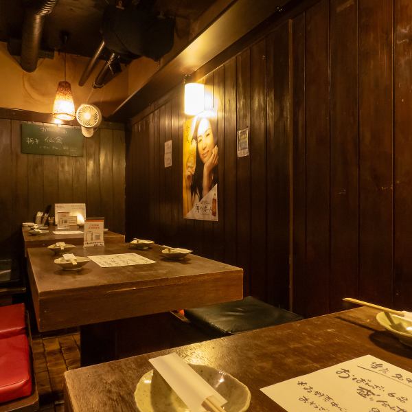 ボックス席は最大13名様まで利用可能、足を伸ばしてゆったりとおくつろぎいただけます。会社の飲み会やご友人との集まりなど、さまざまなシーンでご利用ください。