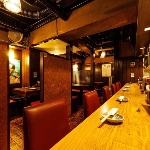 店内には、10名様から最大13名様までご利用可能なテーブル席もございます。パーティションで仕切られているため、宴会などでも周りを気にせずお過ごしいただけます。