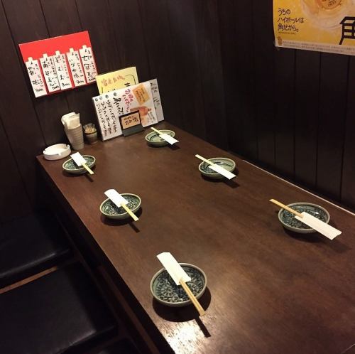 10名様から13名様までご利用いただける、広々とした個室です。パーティションで仕切られているため、宴会などにもおすすめです。