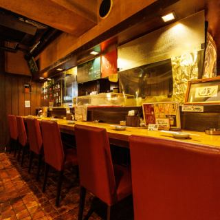お一人様でも気軽に立ち寄れる、温かみのあるカウンター席です。店主との会話を楽しみながら、ゆったりとお食事をお楽しみいただけます。