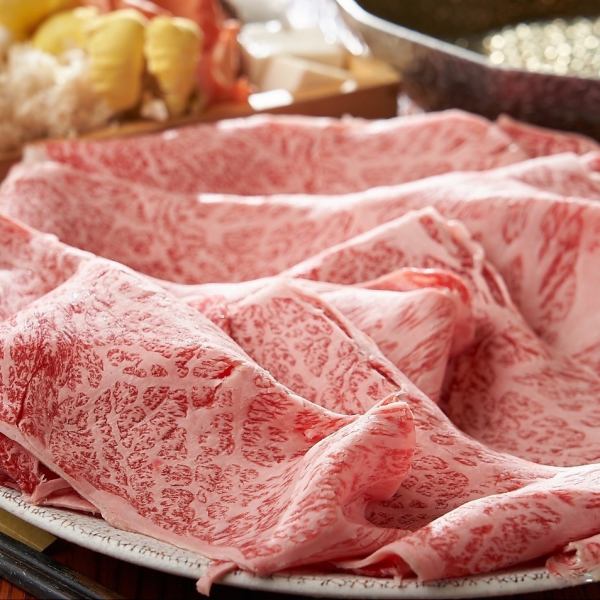Japan's three major brands of Wagyu beef shabu-shabu and sukiyaki are popular in Shinjuku Kabukicho! All-you-can-eat options available