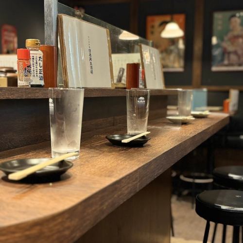 我们对商店的内部装饰很讲究。昭和复古吧台座位