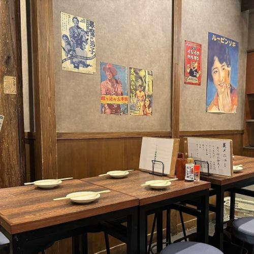 我们对商店的内部装饰很讲究。昭和复古桌椅