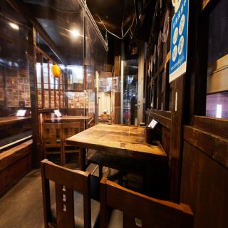 窓側の人気のテーブル席★焼き場が近いので焼いてるところも見えます♪もちろん通路や隣の席の間にロールスクリーンの飛沫対策や、テーブルにはアルコールが置いてあるので、すぐに消毒もできます!!