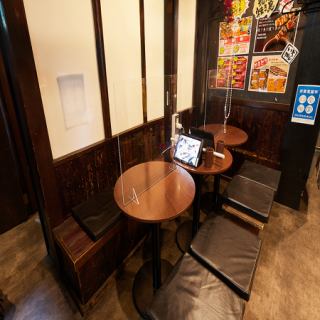 サッと座れるカフェ風の丸テーブル席☆宴会でも、サク飲みでもいけちゃいますよ^ ^