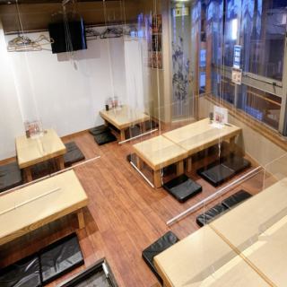 広々としたお座敷席にもロールスクリーン、アクリル板やアルコールも完備しておりますので、お子様づれでも安心です!!