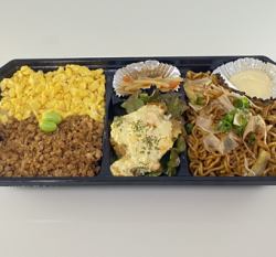 秘制酱汁鸡肉碎便当
