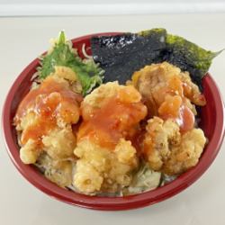 鸡肉天妇罗碗配梅肉酱