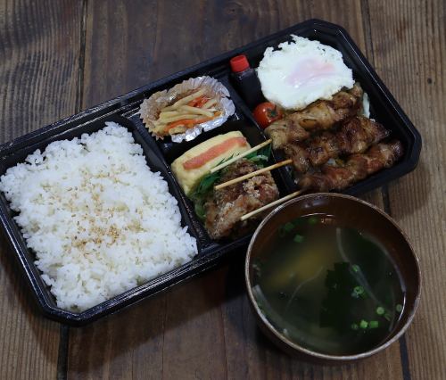 可选择炭烤串烧便当和味噌汤套餐