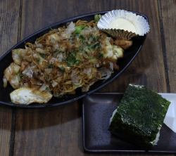 炒面和饭团套餐可供选择