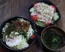 可选择炭火烤鸡肉串沙拉和味噌汤套餐