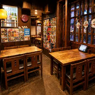 4名様テーブル席でゆったり過ごせる空間。少人数の飲み会や会社帰りにもぴったり！