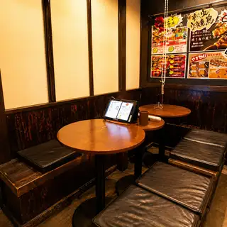 入口付近の2名様席はサク飲みに最適！コンパクトで気軽に使えるお席です！