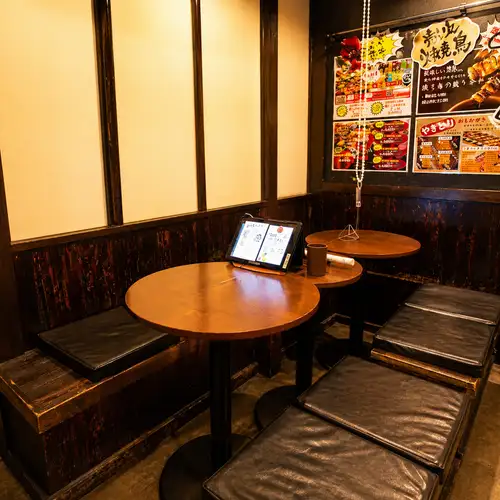 入口付近の2名様席はサク飲みに最適！コンパクトで気軽に使えるお席です！