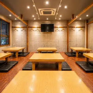 学生の飲み会から会社宴会、地域の集まり・町内会、スポーツの打ち上げや習い事の集まりまで幅広く対応。大人数OKの広い店内で貸切も可能！どんなシーンでも使いやすい宴会空間です。