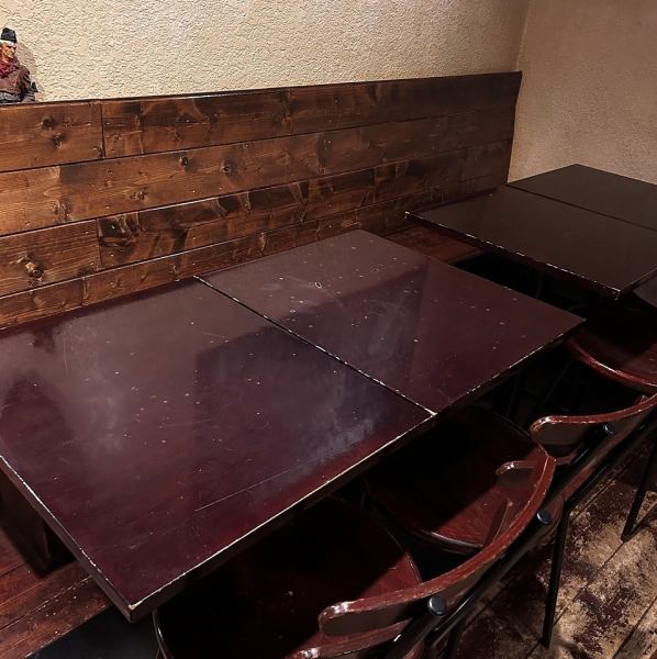 居心地の良い雰囲気の店内には、様々なシーンに対応できるテーブル席をご用意。木の温もりを感じる落ち着いた空間は、気の置けない仲間との飲み会や、ゆったりと語り合いたいデートにもぴったり◎朝6時まで営業しているので二次会はもちろん、終電を逃してしまった時にも心強い味方になってくれます。