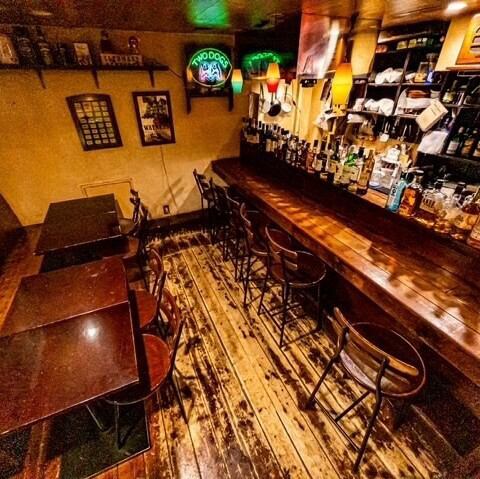 広々とした店内は、大人数での利用も大歓迎。カウンター席とテーブル席がバランス良く配置されどんなシーンにも対応できるのが嬉しいポイントです。9名様から16名様までで貸切も承ります。会社の飲み会やサークルの打ち上げ、誕生日パーティーなど、周りを気にせず仲間と盛り上がりたい時にぴったりです◎