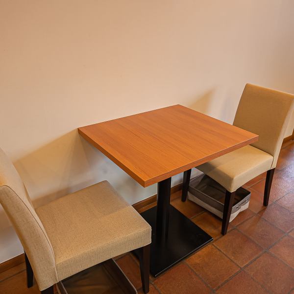 ≪適合各種場合≫ 備有2人桌席2張。這是與朋友約會的完美座位。我們將提供西餐，西班牙酒吧和西餐等各種類型的美味。期待您的預約♪