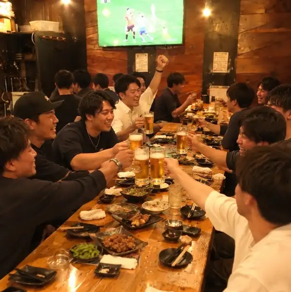 地理位置优越，距离博多站仅需步行3分钟！适合举办各种场合，包括宴会和私人活动。由于是餐桌座位，您无需脱鞋！如果您有兴趣，请通过电话或在线方式联系我们！