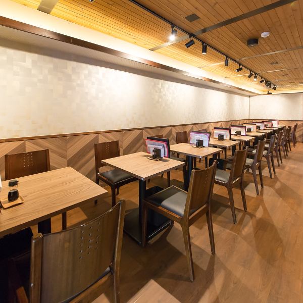 The spacious space is equipped with a large table, making it the perfect place for groups to dine and chat together.The warm wooden interior and soft lighting create a comfortable space.There are also monitors available, so you can enjoy presentations and videos.