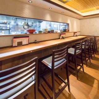 There are also counter seats, making it an ideal place to stop by for a quick drink with colleagues or even by yourself. The seats are side-by-side, making it easy to have a conversation, and it's also recommended for dates.