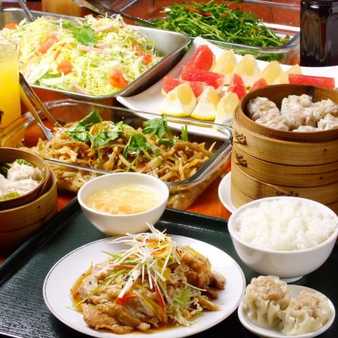 For lunch, you can choose from a selection of classic Chinese dishes, salads, and daily specials, all you can eat!