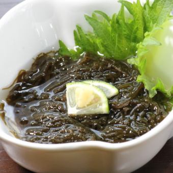 Okinawa mozuku refreshingly pickled in black vinegar