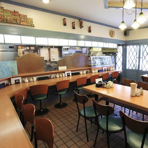 The interior has a nostalgic atmosphere and is calm.The counter seats are recommended for one person or for dates ♪ The table seats are also recommended for crispy drinks after work and small banquets with friends! Since there are many family use, we also have kushikatsu that is popular with children! Please use it in various scenes ♪