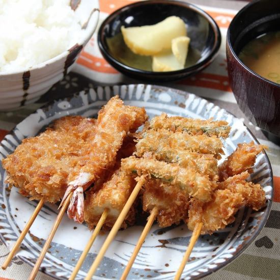 人気のランチは串かつ定食や大海老定食などの定食が650円～!