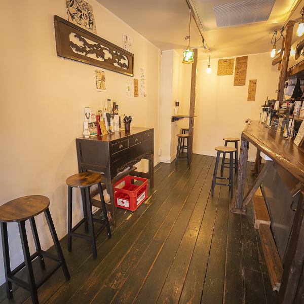 立ち飲みカウンターがあり、少人数や一人飲みにぴったりの空間です◎気軽に立ち寄れる雰囲気で、会社帰りの一杯やプライベートな時間に最適。テーブル席も備えており、友人との食事にも対応可能です。焼き鳥と黒糖焼酎を楽しみながら、心地よい時間をお過ごしください♪