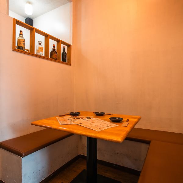 当店では、カウンター席5席と6名用のテーブル席1卓がご用意されています。少人数でのご利用はもちろん、お一人様でも大歓迎です。お客様のニーズに合わせて柔軟に対応いたします。また、1軒目や2軒目などシーンを問わずお使いいただけます！