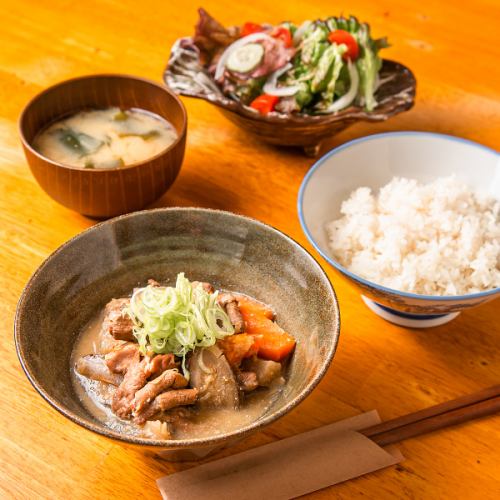 自慢料理をランチならではのリーズナブルな価格で！