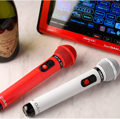 当店のカラオケは、ただ賑やかなだけでなく大人が楽しめる音空間を意識しています。落ち着いた照明とシックな内装の中、高音質なサウンドで歌えるため、歌う人も聴く人も心地よく過ごせます。お酒を片手に、無理なく自然に盛り上がれるのが特徴です。宴会や打ち上げ、二次会にも多く利用され、盛り上がりたい夜にぴったり。