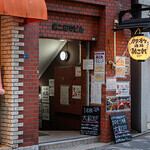 レンガ調の外観が目印の当店は、階段を降りた地下1階にございます。扉を開けると、外の喧騒を忘れさせる落ち着いた空間が広がり、初めての方でも安心して入店できる雰囲気。店内への導線も分かりやすく、ゆったりとした時間を過ごすための“隠れ家”のようなお店です。仕事終わりのリフレッシュや、大切な人との食事にも◎