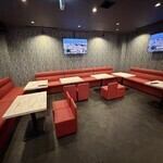 【素敵なインテリアとおいしい食事◎】洗練インテリアX丁寧な料理。見た目も味も楽しめるテーブル席です。料理の彩りが映える照明設計で、写真撮影にも人気。盛り付けや器にもこだわり、思わずシェアしたくなる一皿をご提供。雰囲気重視の方にもおすすめです。トレンド感のある空間で、上質なひとときをお過ごしください。