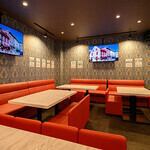 ご家族でのお食事に安心してご利用いただけるソファー席をご用意しています。ゆとりある席配置なので、会話を楽しみながら食事ができるのが魅力。安定感のある椅子と落ち着いた空間で、長時間のお食事でも快適です。世代を問わず落ち着いて過ごせる空間で、家族の大切な時間をお過ごしください。ご利用お待ちしております。