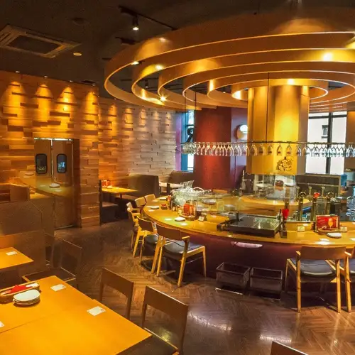 <p>【大人なデート♪】ヱビスバーと言えばカウンター♪オシャレなカウンターで乾杯すれば、とってもリッチな気分に☆★桜の木をイメージした円形カウンターは、ご来店頂ければ必ず目に留まる存在感◎ビールサーブを見ながら、、、ヱビスを楽しみたい方やオシャレなちょい飲み、そして大事なデートなどにはもってこい!!</p>