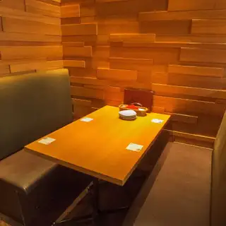 【☆4名様までのテーブル席☆】デートや女子会、ママ会やお友達同士の飲み会などに◎その季節の旬な食材を使用した料理もご提供いたしております☆今だからおいしい料理をこだわりのお酒と、楽しい仲間と乾杯しましょう♪オシャレな空間だからこそ、いつもと違った楽しみ方も◎お客様のご来店をお待ちしております♪♪