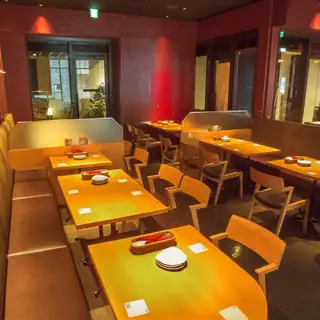 【★12~24名様までのテーブル席★】会社帰りなどの急な飲み会に!少人数、大人数でのご来店にもお応えいたします♪皆様に少しでも楽しんで頂けるよう、全力でサポートさせて頂きますので、ぜひご来店をお待ちしております♪
