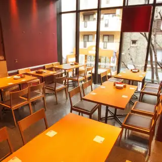 【★6~12名様までのテーブル席★】急な少人数、大人数でのご来店にもお応えいたします♪2次会や接待におすすめです。皆様に少しでも楽しんで頂けるよう、全力でサポートさせて頂きますので、ぜひご来店をお待ちしております♪