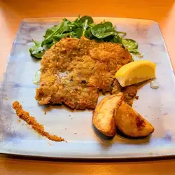 用惠比壽啤酒醃製的鯨魚肉炸排
